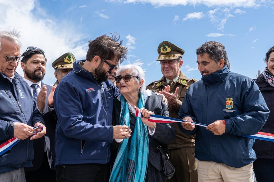 Presidente Gabriel Boric realiza una visita inspectiva de la nueva lancha de Carabineros en Chile Chico